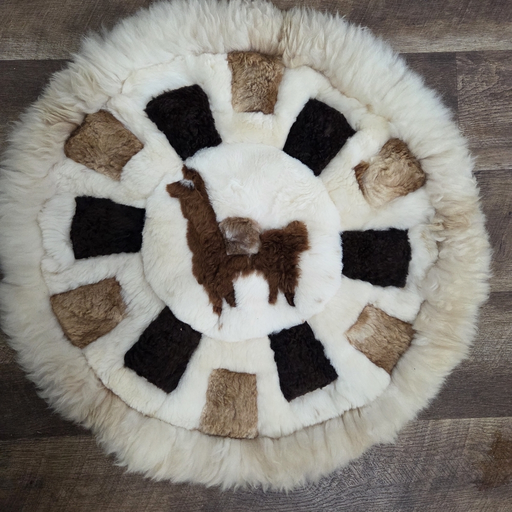 Peruvian Alpaca Wool Patchwork Round Rug Tapestry Wall Decor with a Llama Motif - Picture 9 of 12